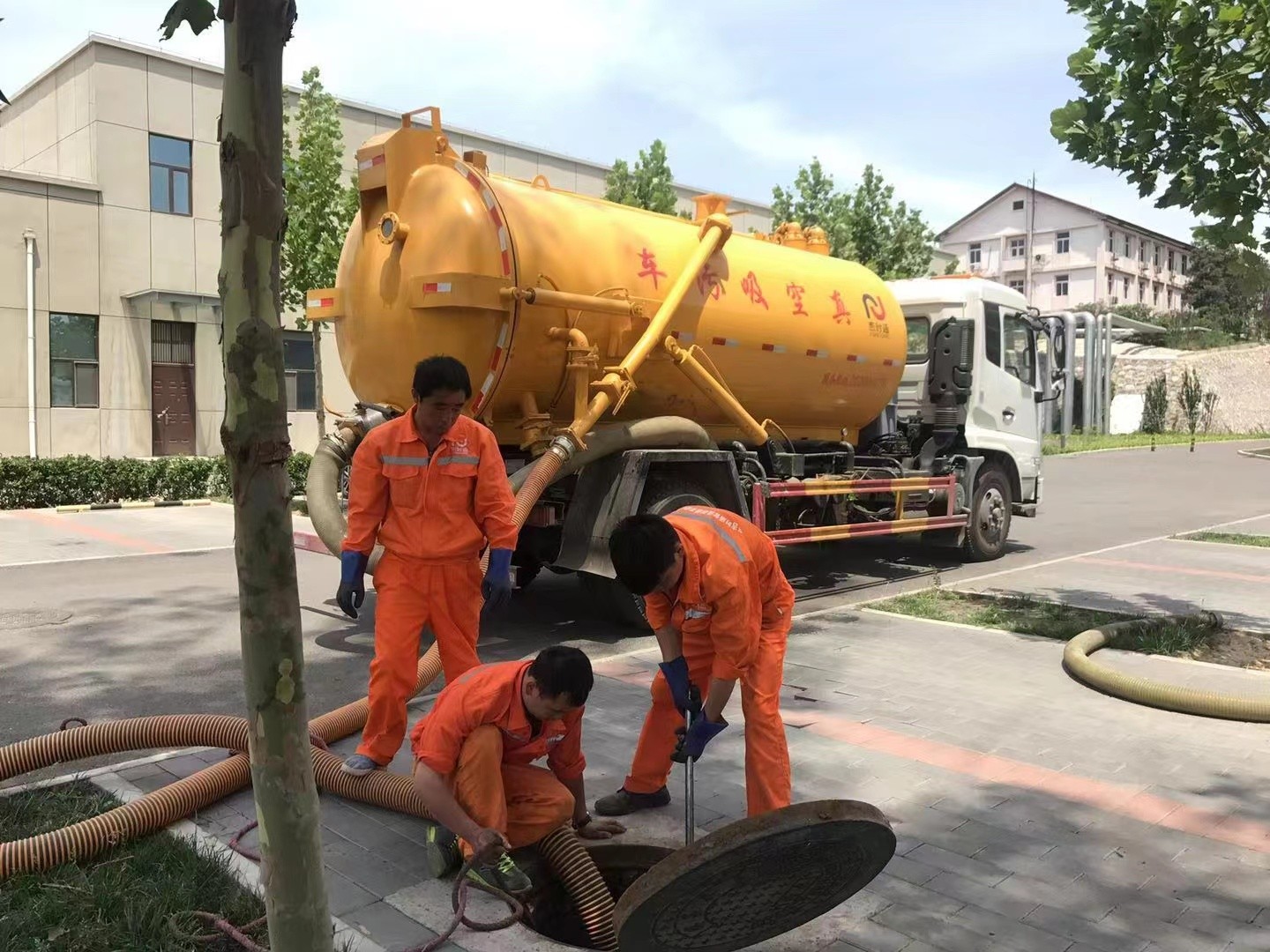 天桥管道疏通车停在窨井附近