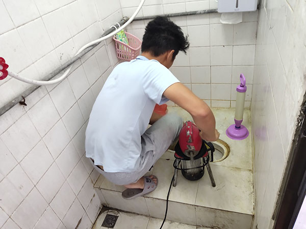 天桥管道堵塞冒臭气 专业师傅现场解决问题