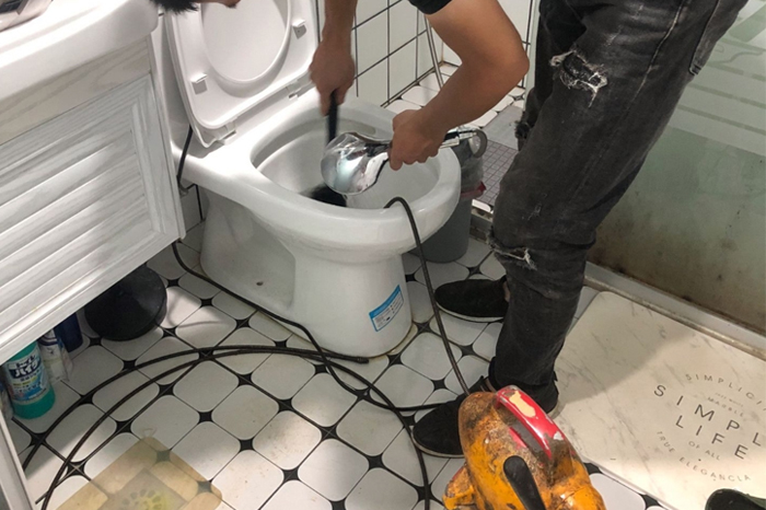 天桥马桶堵塞自己疏通还是找师傅？专业上门服务让你省时更省心