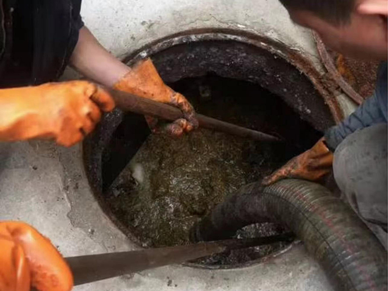 天桥清理化粪池时如何避免沼气的危害？